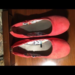 Size 11M Coral Color Flats